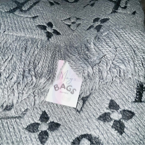 Louis Vuitton: LV Logo Logomania Fringe Scarf (Grey) - Picture 7 of 16